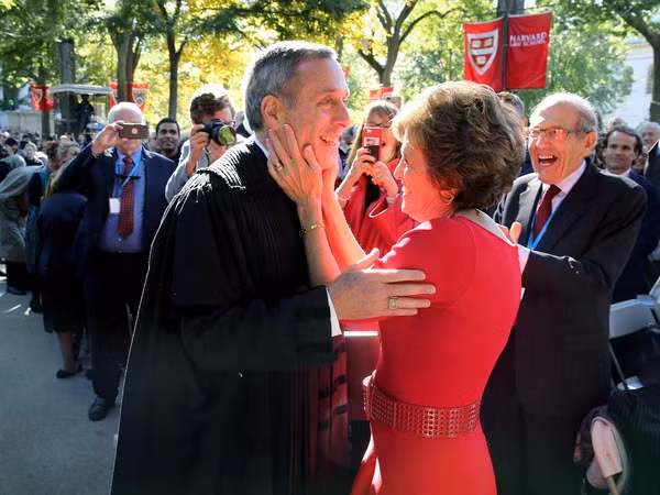 Mỹ: Hiệu trưởng Đại học Harvard và vợ dương tính với Covid-19 ảnh 1