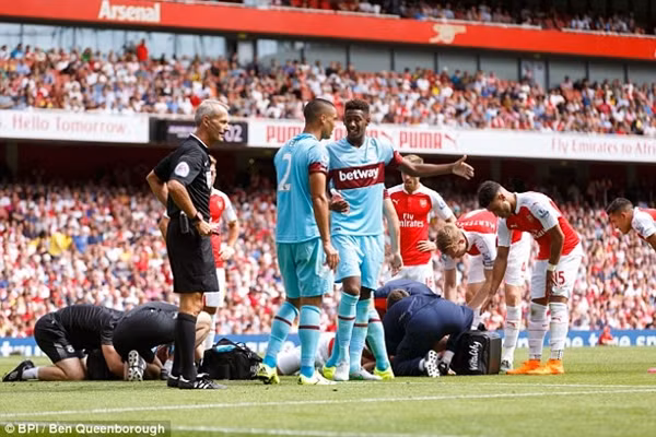 Giroud may mắn thoát khỏi chấn thương sọ não ảnh 9