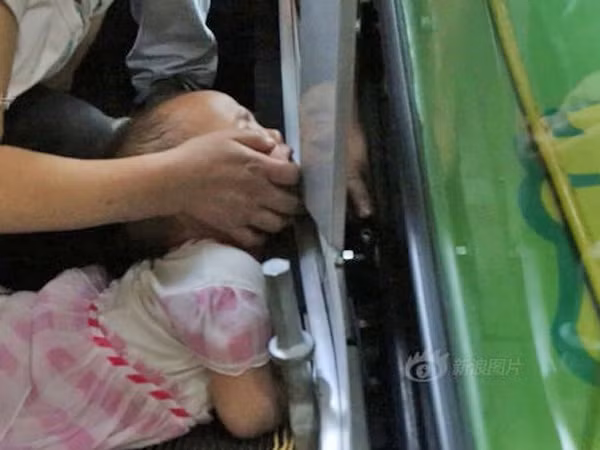 Trung Quốc: Bé gái 3 tuổi kẹt tay vào thang cuốn ảnh 1