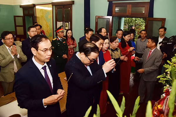 Lãnh đạo TP Hà Nội dâng hương tưởng niệm các vị liệt tổ, liệt tông và Chủ tịch Hồ Chí Minh ảnh 2