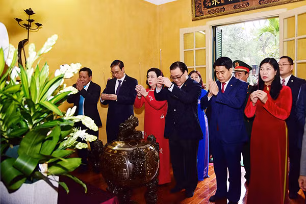 Lãnh đạo TP Hà Nội dâng hương tưởng niệm các vị liệt tổ, liệt tông và Chủ tịch Hồ Chí Minh ảnh 3