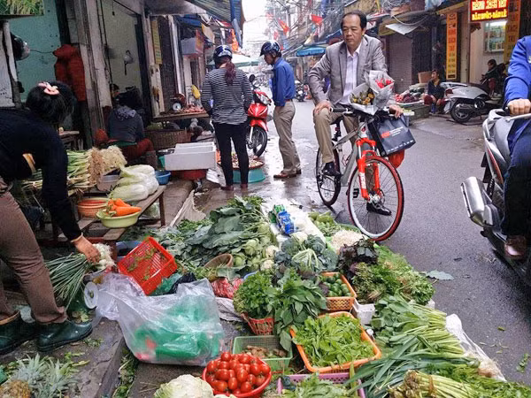 Sau Tết, rau xanh tăng giá gấp đôi ảnh 1