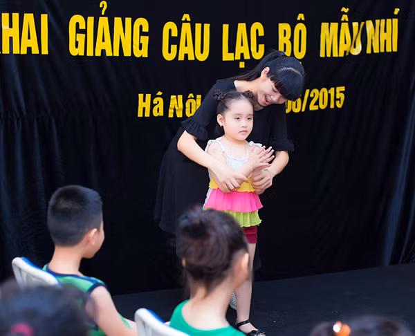 Siêu mẫu Hạ Vy “bế bụng bầu” lên bục giảng ảnh 4