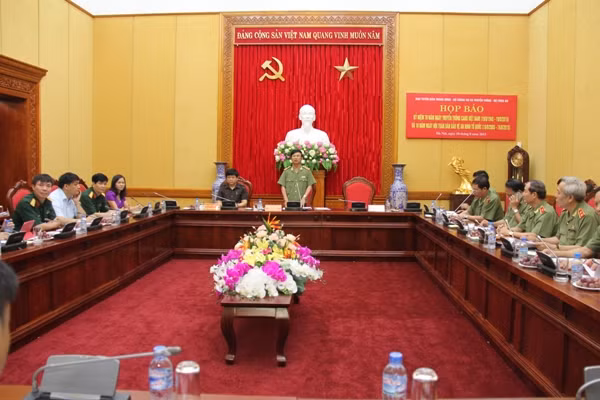 Tôn vinh hình ảnh lực lượng Công an nhân dân ảnh 1