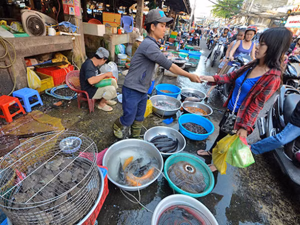Mưa lớn, thực phẩm, rau xanh Hà Nội tăng giá ảnh 1