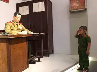 Tròn 1 tháng mở cửa đón khách tham quan Bảo tàng Công an Hà Nội: Du khách thích thú ảnh 4