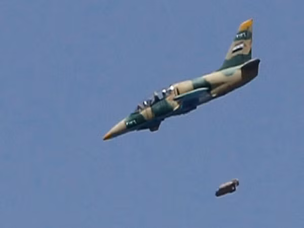 Không quân Syria tiếp tục phá hủy hang ổ IS trên sa mạc ảnh 1