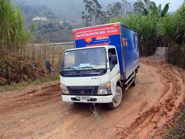 Mang chăn ấm đến với học sinh biên giới Hà Giang ảnh 3