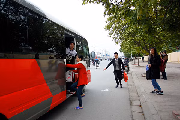 Người dân ùn ùn rời Thủ đô: "Biển người" ở bến xe ảnh 4