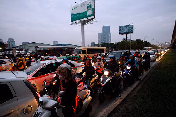 Người dân ùn ùn rời Thủ đô: "Biển người" ở bến xe ảnh 3