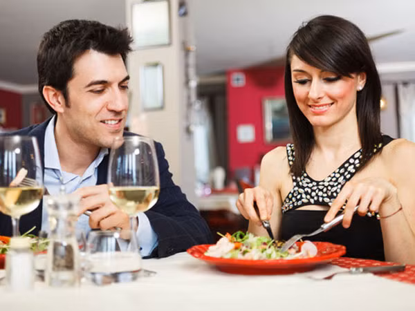 Không nói chuyện khi ăn sẽ ăn ít hơn ảnh 1