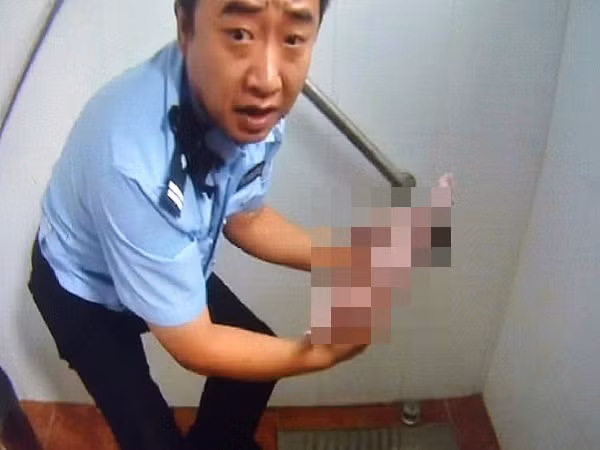Phẫn nộ người mẹ bỏ rơi con trong nhà vệ sinh công cộng khi vừa chào đời ảnh 1