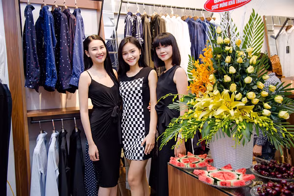 Siêu mẫu Phan Hà Phương chúc mừng "bà trùm" Hạ Vy khai trương cửa hàng mới ảnh 7