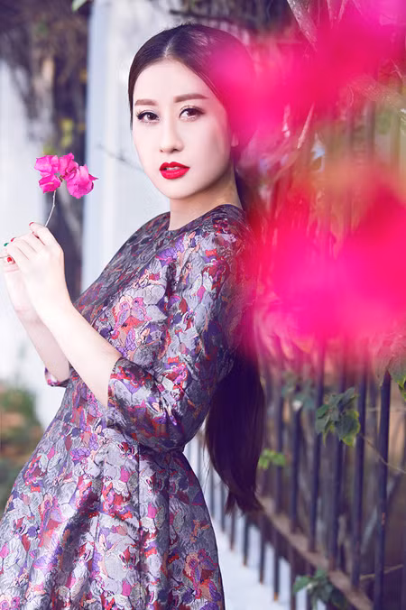 MC Kim Trang “đọ” vẻ đẹp mong manh cùng hoa giấy ảnh 6