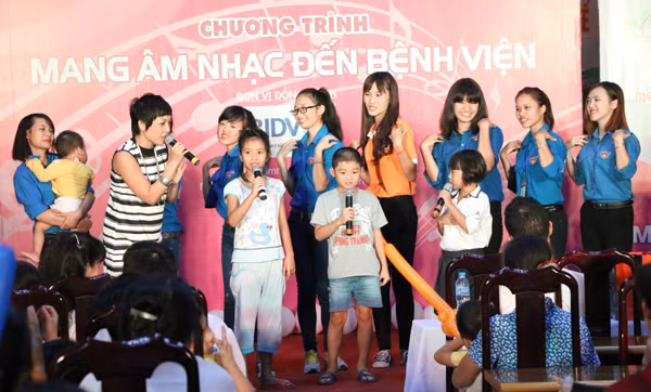 Dàn Sao Mai mang yêu thương đến bệnh viện ảnh 12