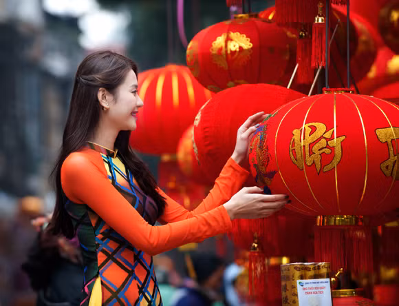 Phan Hà Phương diện áo dài nổi bật dạo phố hoa ảnh 4