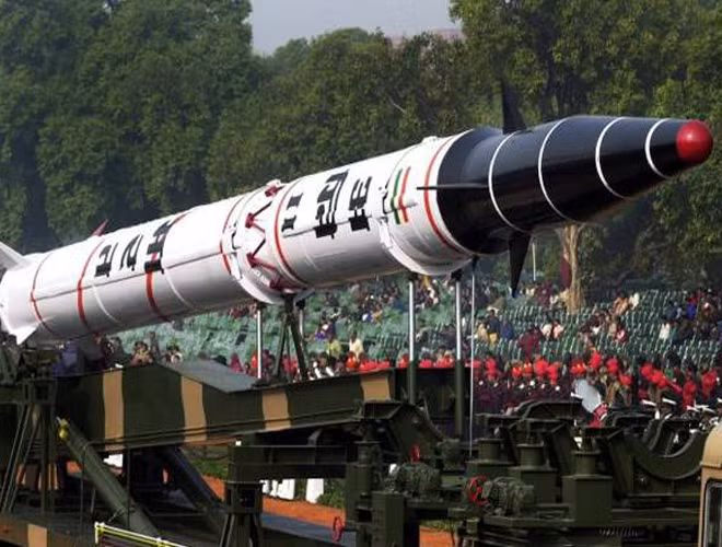 Agni-II được phát triển vào năm 2014, trọng lượng phóng 14 tấn, trọng lượng đầu đạn 1 tấn hoặc đầu đạn hạt nhân có đương lượng nổ từ 15 đến 250 kiloton.