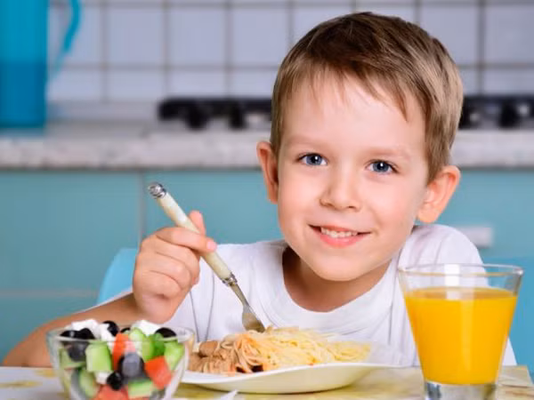 Trẻ ăn chậm chống béo phì ảnh 1