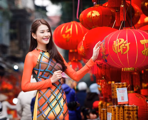 Phan Hà Phương diện áo dài nổi bật dạo phố hoa ảnh 3