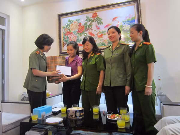 Thăm hỏi nữ CBCS mắc bệnh hiểm nghèo ảnh 1