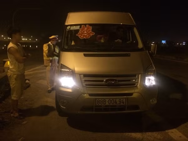 Gỗ lậu được ngụy trang trong "xe đám cưới" ảnh 2