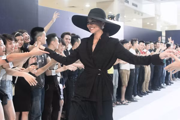 Thanh Hằng diện nguyên “cây” hàng hiệu chấm thi Next Top Model tại Hà Nội ảnh 4