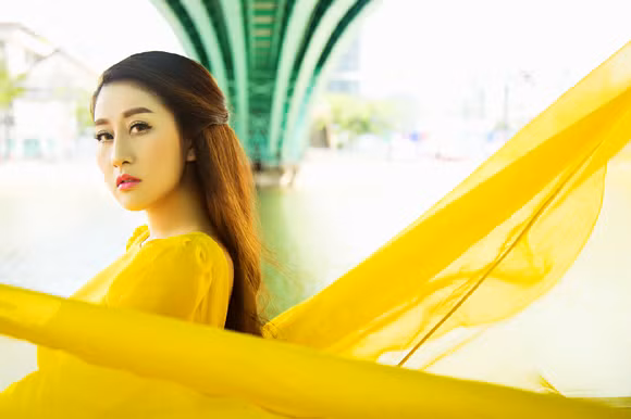 MC Kim Trang “thả dáng” kiêu kỳ với đầm vàng rực rỡ ảnh 7