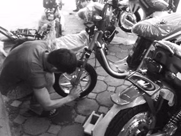 Dịch vụ sửa xe đạp điện: Tiện nhưng nhiều nguy cơ ảnh 1