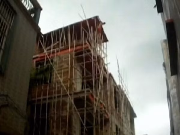 Thanh niên "ngáo đá" "bay như chim" từ nhà 4 tầng xuống đất ảnh 1
