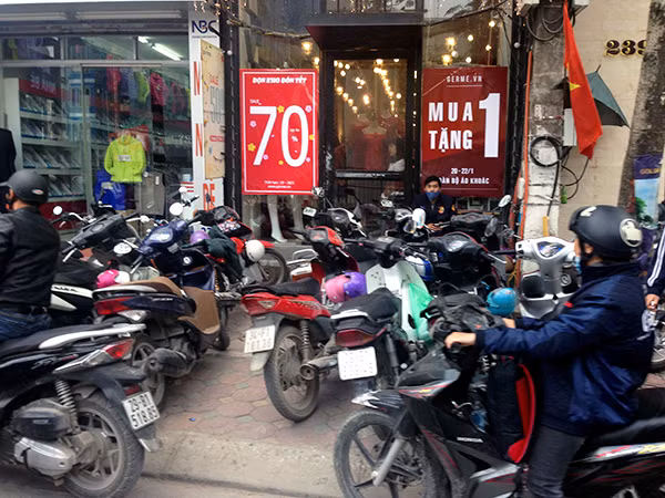 Người dân Hà Nội đổ xô đi săn hàng giảm giá cuối năm ảnh 3