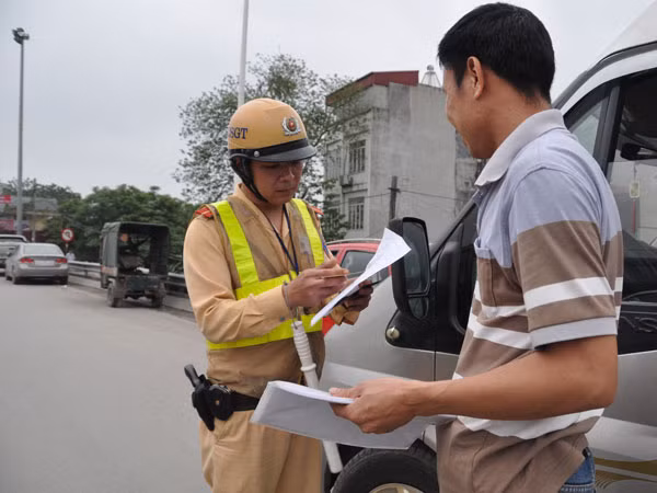 Kiên quyết xử lý xe khách "dù" đội lốt xe hợp đồng ảnh 1