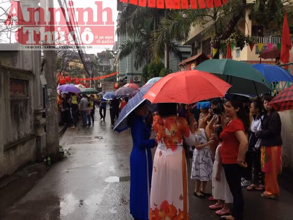 Lễ rước “hoành tráng” ở làng lụa lớn nhất nước ảnh 1