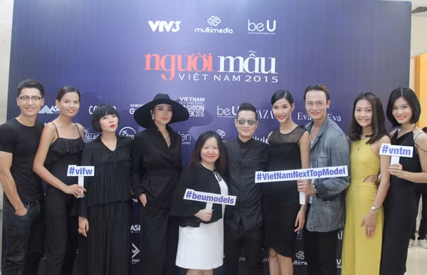 Thanh Hằng diện nguyên “cây” hàng hiệu chấm thi Next Top Model tại Hà Nội ảnh 6