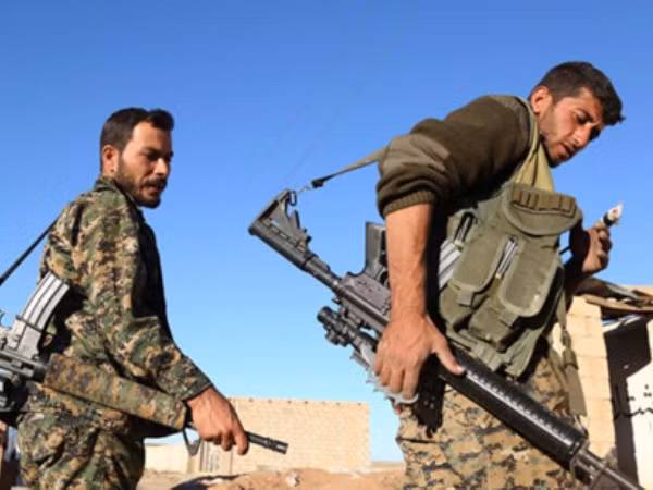 SDF giành lại quyền kiểm soát một thị trấn quan trọng ở Raqqa từ tay IS ảnh 1