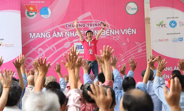 Đức Phúc "nhắn nhủ" cô giáo Mỹ Tâm cùng mang âm nhạc đến bệnh viện ảnh 1