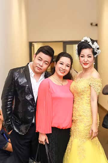 Thúy Nga "đọ dáng" cùng Hoài Linh ảnh 11