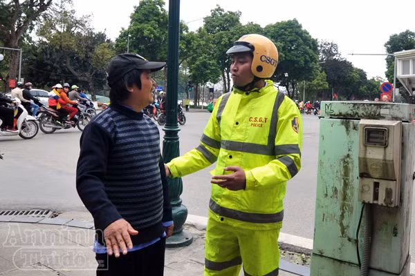 Người đi bộ "hồn nhiên" vi phạm Luật Giao thông ảnh 5