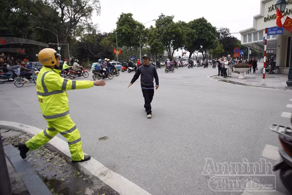 Người đi bộ "hồn nhiên" vi phạm Luật Giao thông ảnh 1
