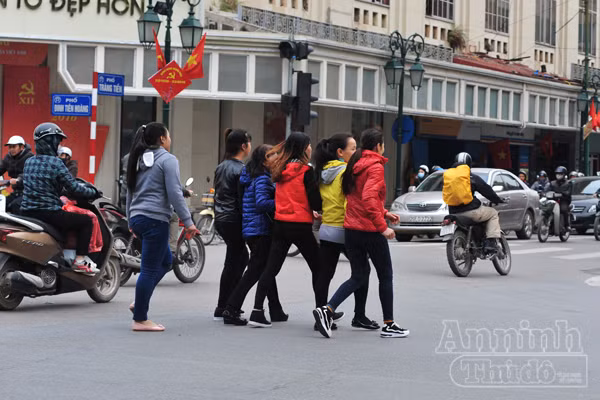 Người đi bộ "hồn nhiên" vi phạm Luật Giao thông ảnh 3