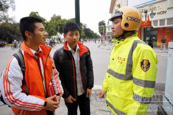 Người đi bộ "hồn nhiên" vi phạm Luật Giao thông ảnh 7