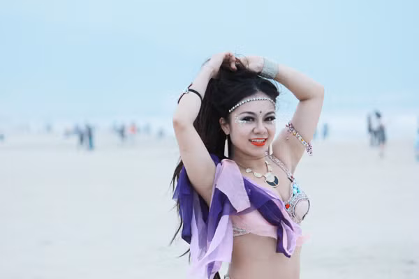 Màn múa bụng huyền ảo trên bãi biển của vũ công bellydance ảnh 7