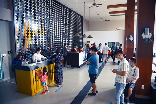 Du khách xếp hàng giãn cách check in Bà Nà Hills dịp 30-4 ảnh 1