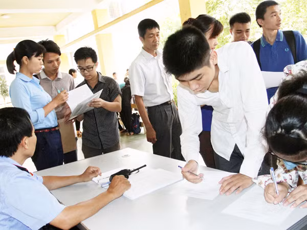 Chật vật trước ngưỡng cửa đại học ảnh 1