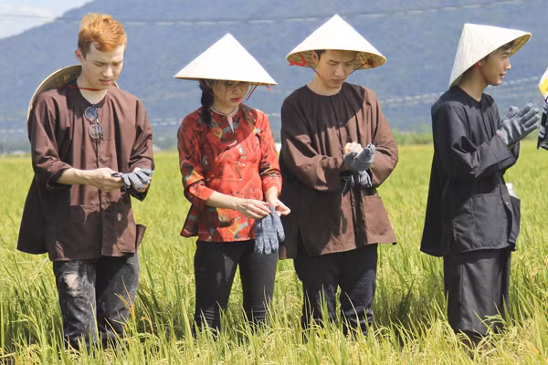 Project Runway Vietnam 2015: NTK Hải Yến "hoá thân" thôn nữ trên cánh đồng ảnh 2