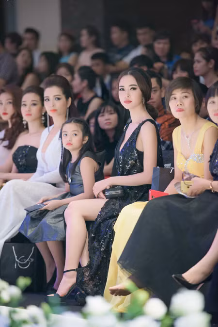 "Đứng hình" trước vẻ quyến rũ đầy ma mị của Vũ Ngọc Anh ảnh 6