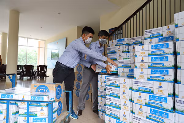 Vinamilk ủng hộ 8 tỷ đồng cho Hà Nội và 3 tỉnh miền Trung chiến đấu chống dịch Covid-19 ảnh 2