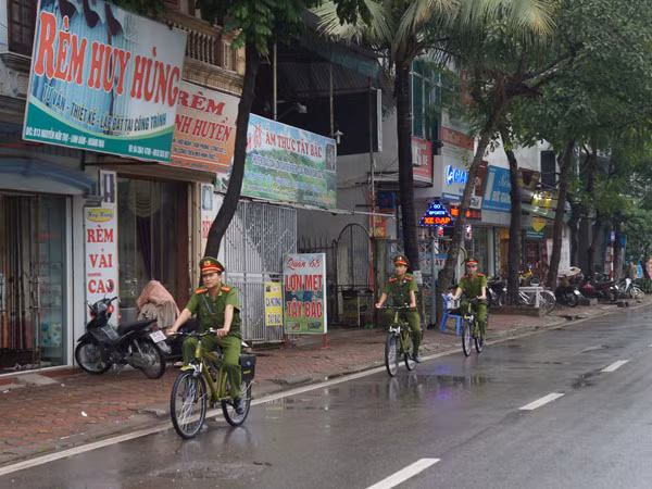 CSTT thường xuyên tuần tra bằng xe đạp: Phố phường gọn gàng hơn ảnh 1