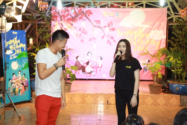 Trọng Hiếu, Hoà Minzy và Rocker Nguyễn vui Trung thu cùng trẻ em cơ nhỡ ảnh 5 Trọng Hiếu, Hoà Minzy và Rocker Nguyễn vui Trung thu cùng trẻ em cơ nhỡ ảnh 5