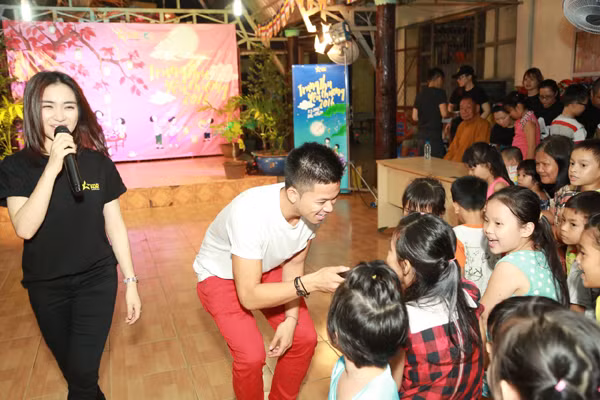 Trọng Hiếu, Hoà Minzy và Rocker Nguyễn vui Trung thu cùng trẻ em cơ nhỡ ảnh 4 Trọng Hiếu, Hoà Minzy và Rocker Nguyễn vui Trung thu cùng trẻ em cơ nhỡ ảnh 4