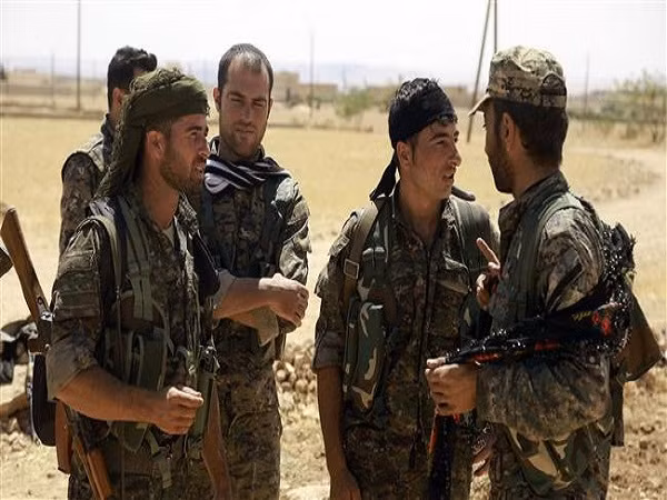 Hàng trăm thường dân Syria đã chạy thoát khỏi sự kìm kẹp của IS ở Manbij ảnh 1 Hàng trăm thường dân Syria đã chạy thoát khỏi sự kìm kẹp của IS ở Manbij ảnh 1